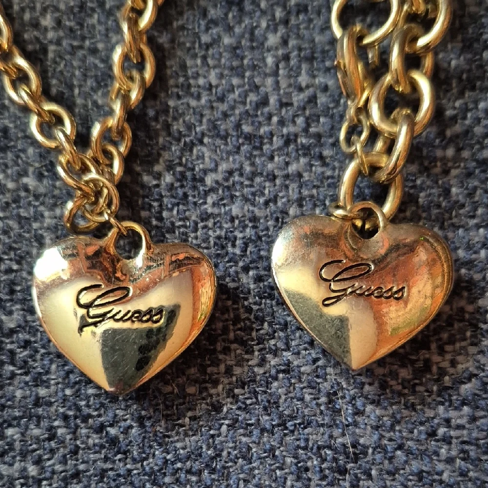 Guess Gold-Toned Necklace with Minimalist Animal PRINT Charm - Picture 2 of 7